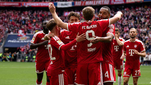 Jubeltraube um Harry Kane nach dem 2:0 im Bundesliga-Spiel des FC Bayern gegen den 1. FC Köln