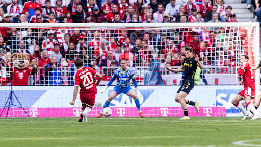 Tom Bischof schließt ab zum 3:1 im Bundesliga-Spiel des FC Bayern gegen den 1. FC Köln