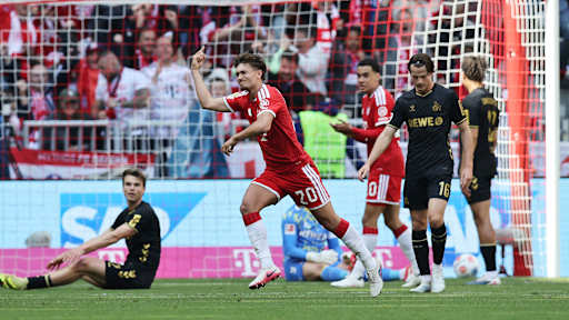 Tom Bischof dreht jubelnd ab unmittelbar nach dem Tor zum 3:1 im Bundesliga-Spiel des FC Bayern gegen den 1. FC Köln