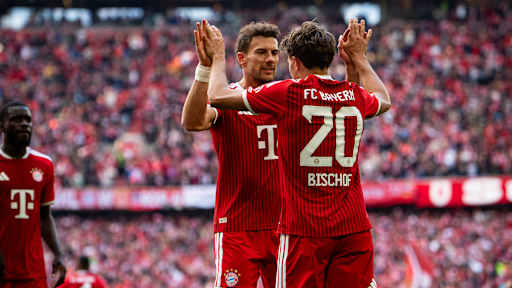 Leon Goretzka gratuliert Tom Bischof nach dem 3:1 im Bundesliga-Spiel des FC Bayern gegen den 1. FC Köln