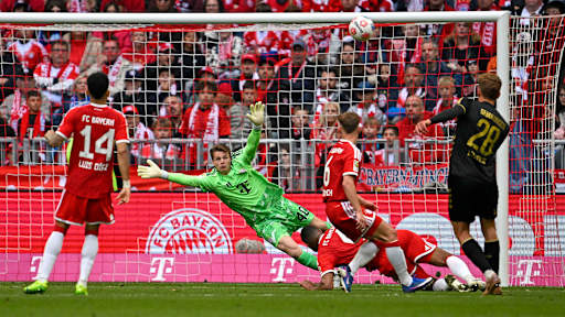 Jonathan Tah blockt einen gegnerischen Schuss mit einer Grätsche im Bundesliga-Spiel des FC Bayern gegen den 1. FC Köln