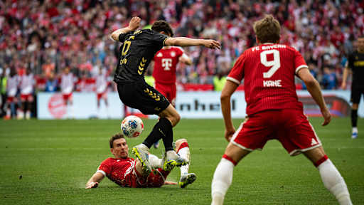 Leon Goretzka erobert per Grätsche den Ball im Bundesliga-Spiel des FC Bayern gegen den 1. FC Köln
