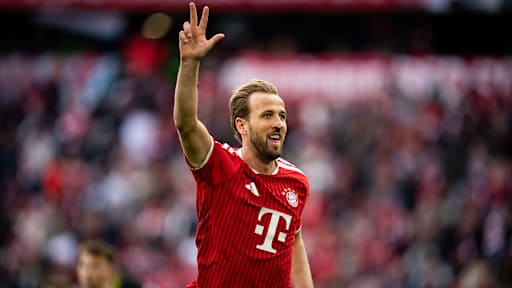 Harry Kane streckt drei Finger zum Jubel nach oben nach seinem 3. Tor zum 4:1 im Bundesliga-Spiel des FC Bayern gegen den 1. FC Köln