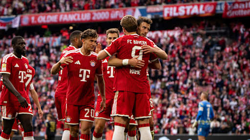 Jubeltraube um Harrry Kane nach dem 4:1 im Bundesliga-Spiel des FC Bayern gegen den 1. FC Köln