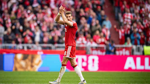 Leon Goretzka applaudiert in Richtung der Fans nach seiner Auswechslung im Bundesliga-Spiel des FC Bayern gegen den 1. FC Köln