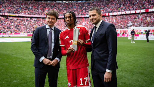 Michael Olise erhält die Trophäe für den Spieler der Saison