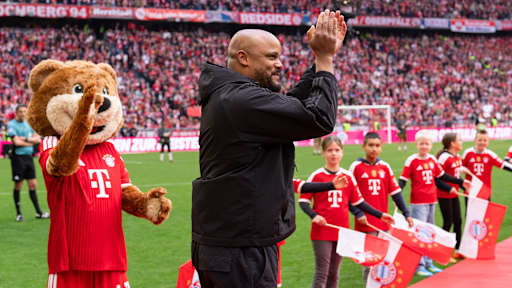 Vincent Kompany applaudiert auf dem roten Teppich, Übergabe der Meisterschale in der Allianz Arenafür die 35. Deutsche Meisterschaft des FC Bayern