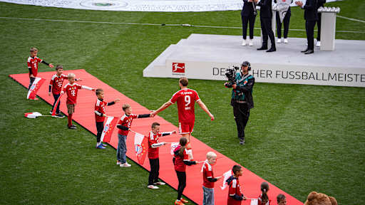 Harry Kane auf dem Roten Teppich bei der Übergabe der Meisterschale in der Allianz Arenafür die 35. Deutsche Meisterschaft des FC Bayern