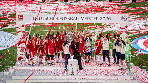 Vincent Kompany erhält die Schale, Übergabe der Meisterschale in der Allianz Arenafür die 35. Deutsche Meisterschaft des FC Bayern