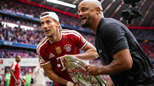 Leon Goretzka und Vincent Kompany jubeln gemeinsam mit der Schale, Übergabe der Meisterschale in der Allianz Arenafür die 35. Deutsche Meisterschaft des FC Bayern