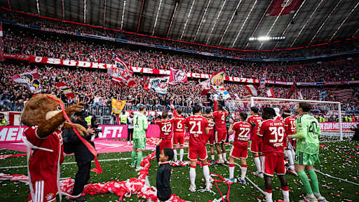 Team applaudiert in Richtung der Südkurve, Übergabe der Meisterschale in der Allianz Arenafür die 35. Deutsche Meisterschaft des FC Bayern