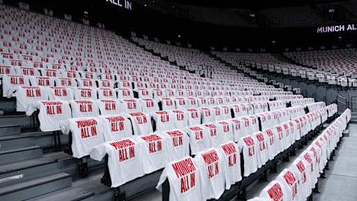 Leerer SAP Garden mit Playoff-Shirts auf den Sitzen