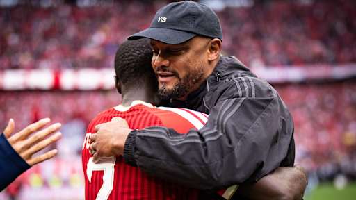 Vincent Kompany umarmt Dayot Upamecano nach dem Bundesliga-Spiel des FC Bayern gegen Köln