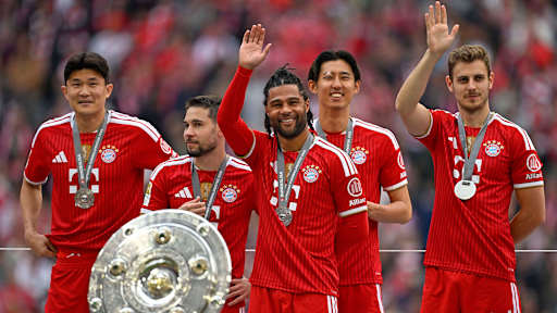 Serge Gnabry winkt lächelnd auf die Tribüne, Übergabe der Meisterschale in der Allianz Arenafür die 35. Deutsche Meisterschaft des FC Bayern