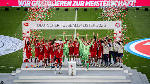 Die Mannschaft des FC Bayern jubelt auf dem Podest bei der Übergabe der Meisterschale in der Allianz Arenafür die 35. Deutsche Meisterschaft des FC Bayern