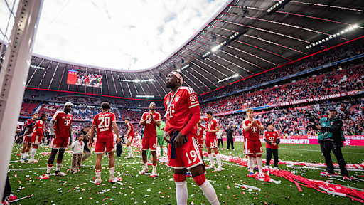 Alphonso Davies lachend vor der Südkurve, Übergabe der Meisterschale in der Allianz Arenafür die 35. Deutsche Meisterschaft des FC Bayern