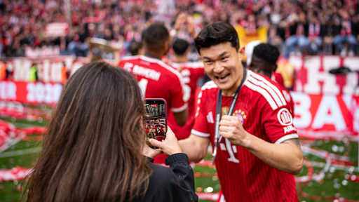 Minjae Kim posiert vor der Handykamera, Übergabe der Meisterschale in der Allianz Arenafür die 35. Deutsche Meisterschaft des FC Bayern
