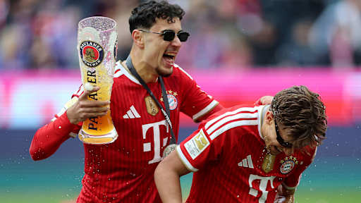 Aleks Pavlovic lachend mit Tom Bischof und Weißbier in der Hand, Übergabe der Meisterschale in der Allianz Arenafür die 35. Deutsche Meisterschaft des FC Bayern