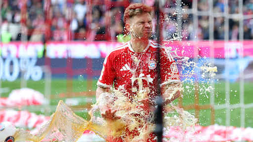 Joshua Kimmich bekommt eine Ladung Weißbier übergeschüttet, Übergabe der Meisterschale in der Allianz Arenafür die 35. Deutsche Meisterschaft des FC Bayern