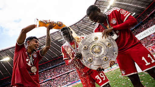 Luis Diaz gibt Bara Ndiaye eine Bierdusche