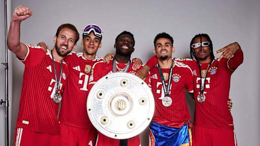 Kane, Musiala, Davies, Diaz und Olise posieren mit der Meisterschale