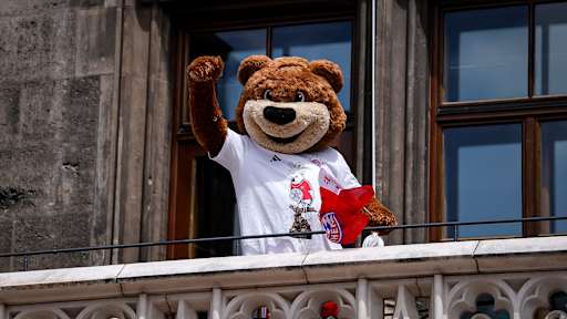 Unser Maskottchen Berni auf dem Balkon während der Meisterfeier der Herren des FC Bayern am Münchner Marienplatz