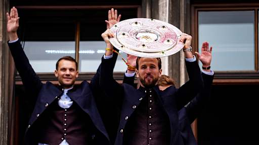 Harry Kane mit der Meisterschale während der Meisterfeier der Herren des FC Bayern am Münchner Marienplatz