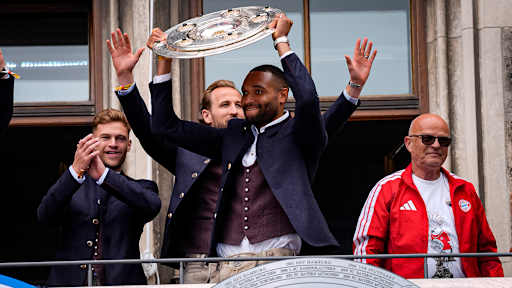 Jonathan Tah mit der Meisterschale während der Meisterfeier der Herren des FC Bayern am Münchner Marienplatz