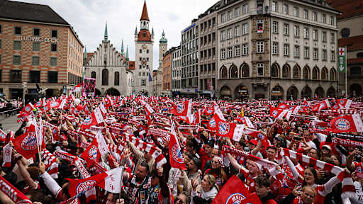 Blick in die Menschenmassen während der Meisterfeier der Herren des FC Bayern am Münchner Marienplatz