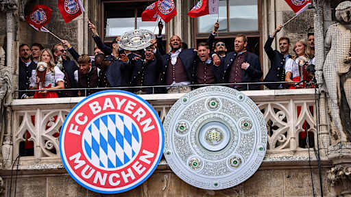 Blick auf den Balkon während der Meisterfeier der Herren des FC Bayern am Münchner Marienplatz
