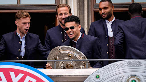 Luis Díaz während der Meisterfeier der Herren des FC Bayern am Münchner Marienplatz