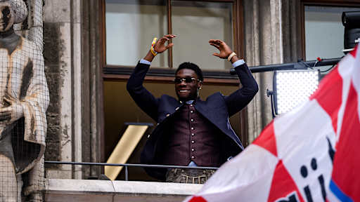 Alphonso Davies während der Meisterfeier der Herren des FC Bayern am Münchner Marienplatz