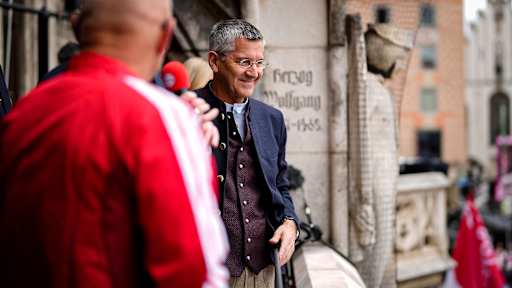 Herbert Hainer während der Meisterfeier der Herren des FC Bayern am Münchner Marienplatz