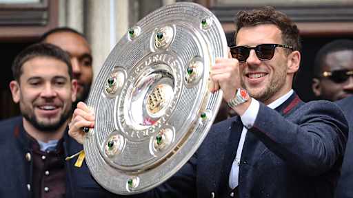 Leon Goretzka während der Meisterfeier der Herren des FC Bayern am Münchner Marienplatz
