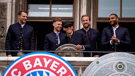 Jamal Musiala während der Meisterfeier der Herren des FC Bayern am Münchner Marienplatz