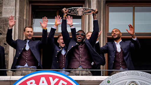 Dayot Upamecano während der Meisterfeier der Herren des FC Bayern am Münchner Marienplatz