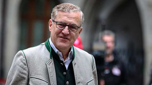 Jan-Christian Dreesen während der Meisterfeier der Herren des FC Bayern am Münchner Marienplatz