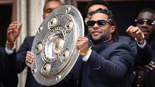 Serge Gnabry während der Meisterfeier der Herren des FC Bayern am Münchner Marienplatz