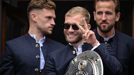 Konrad Laimer während der Meisterfeier der Herren des FC Bayern am Münchner Marienplatz