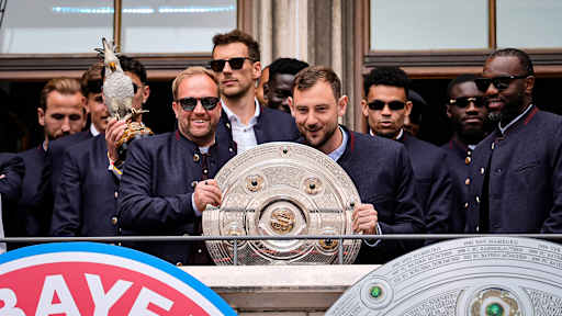 Das Trainerteam während der Meisterfeier der Herren des FC Bayern am Münchner Marienplatz