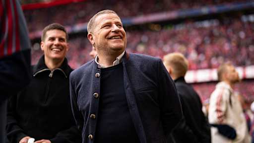 Max Eberl lächelnd bei der Übergabe der Meisterschale in der Allianz Arenafür die 35. Deutsche Meisterschaft des FC Bayern