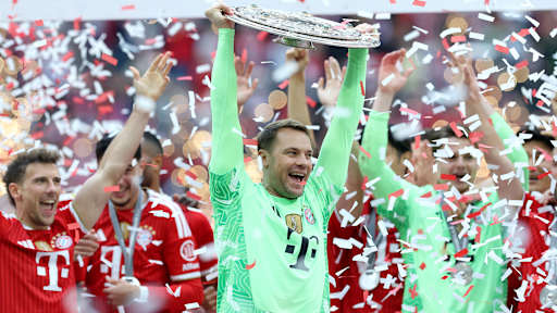 Manuel Neuer hält die Schale freudig in die Luft, Übergabe der Meisterschale in der Allianz Arenafür die 35. Deutsche Meisterschaft des FC Bayern