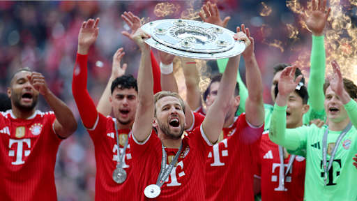 Harry Kane jubelt mit der Meisterschale, Übergabe der Meisterschale in der Allianz Arenafür die 35. Deutsche Meisterschaft des FC Bayern