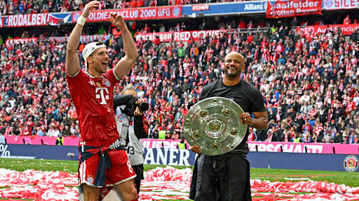 Leon Goretzka und Vincent Kompany feiern auf dem Rasen, Übergabe der Meisterschale in der Allianz Arenafür die 35. Deutsche Meisterschaft des FC Bayern