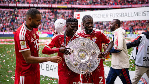 Bara Ndiaye, Jonathan Tah und Dayot Upamecano mit der Meisterschale, Übergabe der Meisterschale in der Allianz Arenafür die 35. Deutsche Meisterschaft des FC Bayern