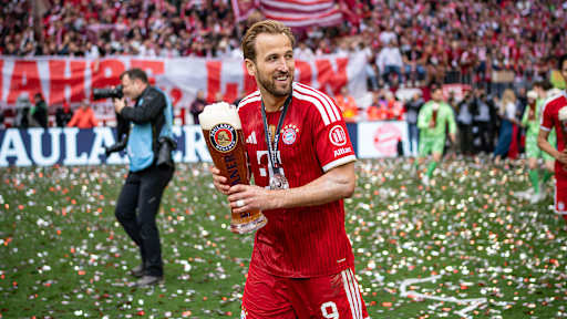 Harry Kane mit Weißbierglas auf dem Rasen, Übergabe der Meisterschale in der Allianz Arenafür die 35. Deutsche Meisterschaft des FC Bayern