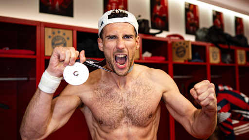 Leon Goretzka jubelt in der Kabine mit der Meister-Medaille