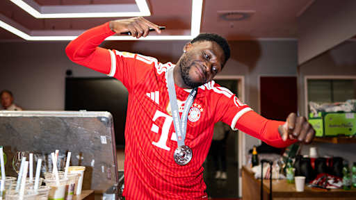 Alphonso Davies tanzt in der Kabine