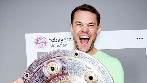 Manuel Neuer posiert mit der Meisterschale