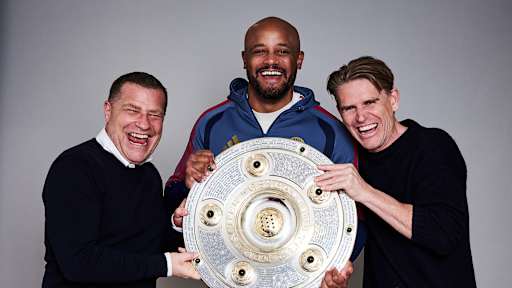 Eberl, Kompany und Freund posieren mit der Meisterschale